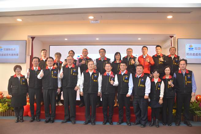 花莲县政府首长异动，新任民政处长明良臻（前排右六）、客家事务处长潘乾鑑（前排右四），今天布达后与县府团队合影。（王志伟摄）