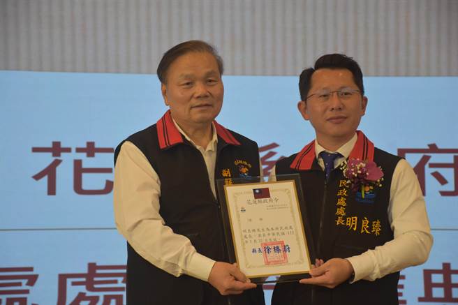 新任民政处长明良臻（右）今下午布达典礼，副县长顏新章颁发任命令。（王志伟摄）