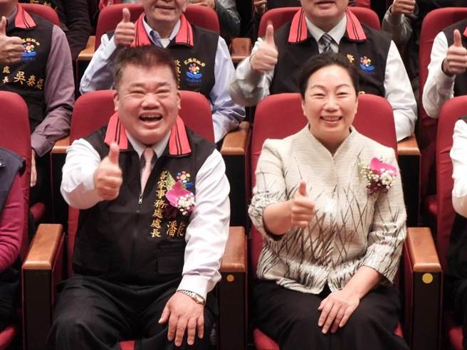 花莲县政府客家事务处长今起由客家大老、花莲家长协会理事长潘乾鑑（左）接任。（罗亦晽摄）