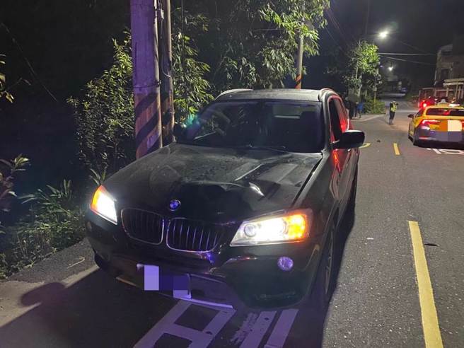 肇事者驾驶的黑色BMW因酒驾逆向撞死妇人。（警方提供）