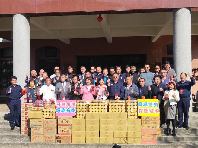 台中市新科議員黃佳恬為慰勞台中市政府警察局太平分局全體員警辛勞，31日上午致贈100箱泡麵及300盒人氣豆干，用實際行動肯定太平警方的用心。（太平警分局提供／潘虹恩台中傳真）