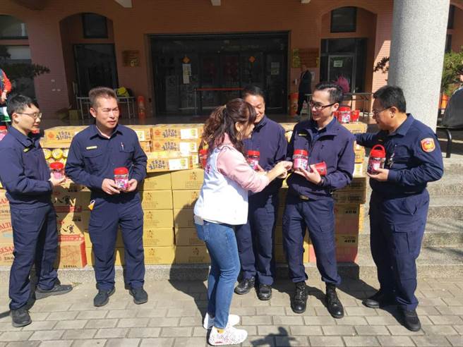 黃佳恬表示，他過去也是從基層服務做起，非常能體會員警的辛勞，也希望透過這份傳承的心意，持續成為警方最堅強的後盾。（太平警分局提供／潘虹恩台中傳真）