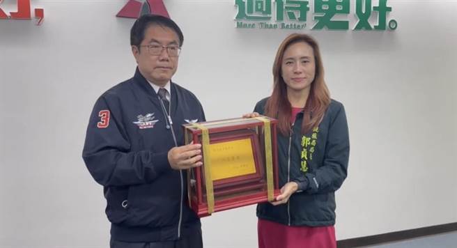 台南市长黄伟哲今天颁发感谢状，感谢郭贞慧对台南观光旅游的付出。(曹婷婷摄)