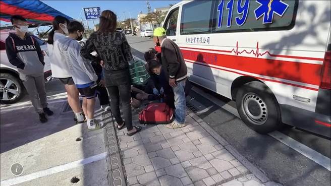 阿公停车未注意辗过孙的脚，11岁男童左脚变形急送医。（民眾提供／谢佳潾屏东传真）