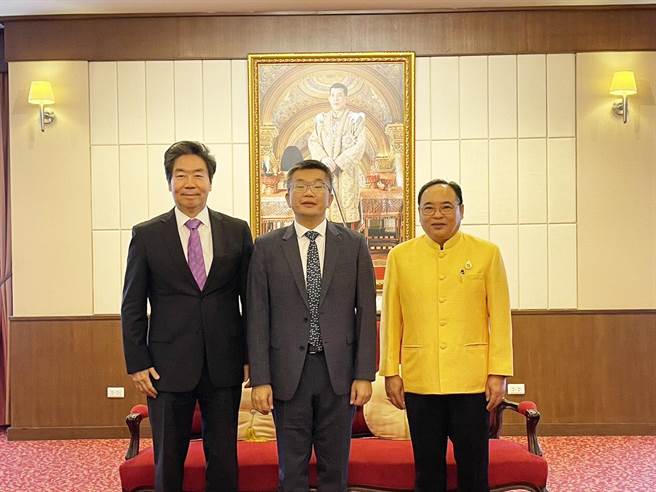 立法院副院长蔡其昌，昨日应邀到泰国清迈湄州大学进行访问，致谢湄州大学颁授「观光发展」荣誉博士学位。（蔡其昌服务处提供／陈世宗台中传真）