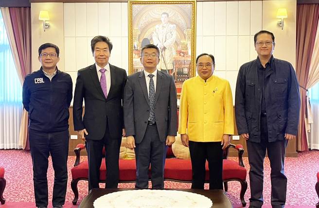 立法院副院长蔡其昌，昨日应邀到泰国清迈湄州大学进行访问，致谢湄州大学颁授「观光发展」荣誉博士学位。（蔡其昌服务处提供／陈世宗台中传真）