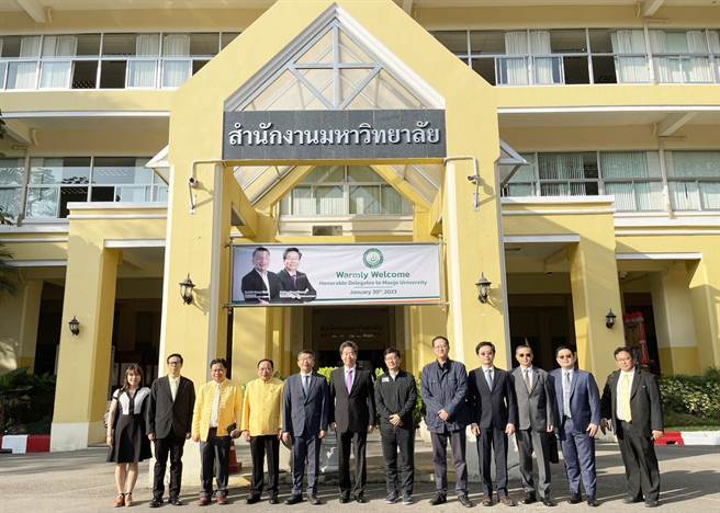 立法院副院长蔡其昌，昨日应邀到泰国清迈湄州大学进行访问，致谢湄州大学颁授「观光发展」荣誉博士学位。（蔡其昌服务处提供／陈世宗台中传真）