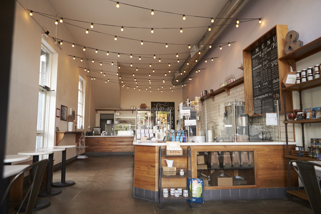 咖啡厅店长控妈妈带3孩没付钱落跑！ 结局神展开，店家急道歉。（示意图／Shutterstock）