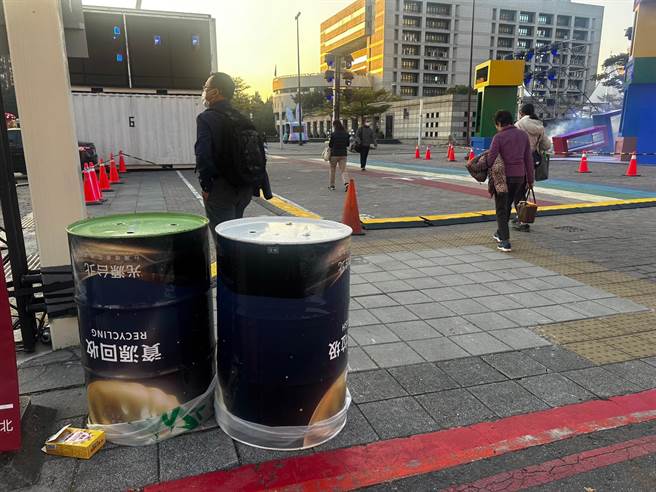 台灣燈會期間，環保局於展區周邊廣設60組移動式垃圾桶，並安排機動巡查落實「垃圾不落地」。（陳薏云攝）