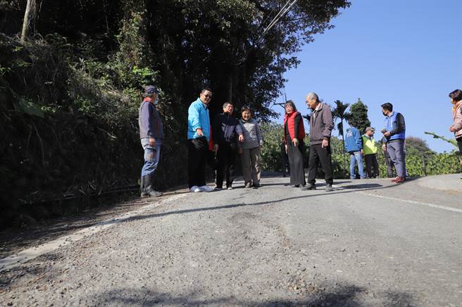 古坑乡华山咖啡园区的209线路面沥青龟裂破损，云林县府同意补助274万元办理改善工程，今（31日)会勘。（周丽兰摄）