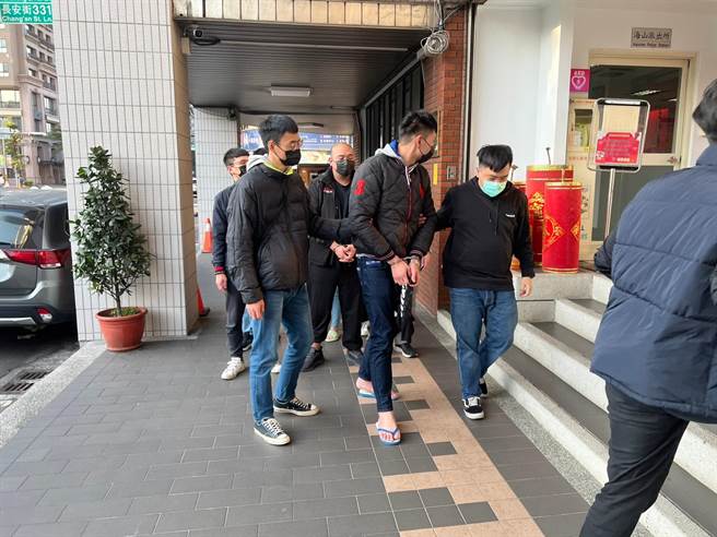 警方逮捕丁姓嫌犯（前一）。（王扬杰摄）