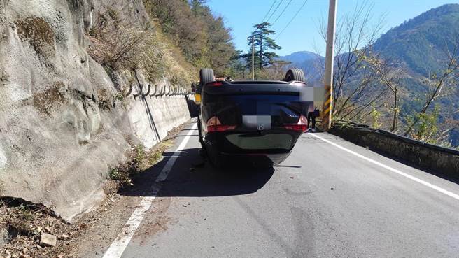 和平区中横公路今天发生一起翻车意外！1辆休旅车疑自撞山壁后翻车，休旅车倒在路中央，交通一度受阻。(警方提供／陈世宗台中传真)