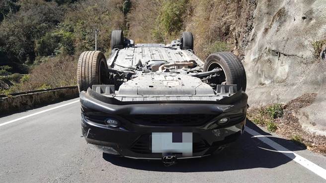 和平区中横公路今天发生一起翻车意外！1辆休旅车疑自撞山壁后翻车，休旅车倒在路中央，交通一度受阻。(警方提供／陈世宗台中传真)