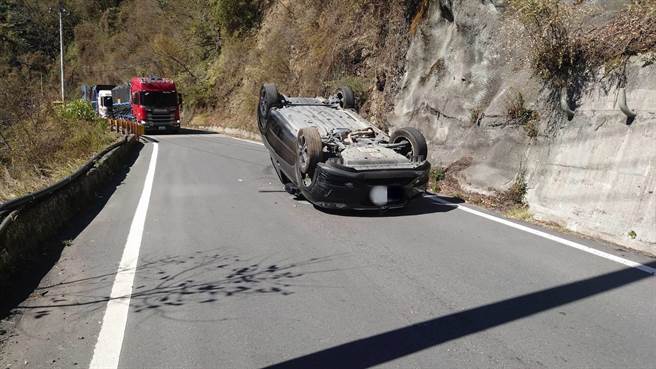 和平区中横公路今天发生一起翻车意外！1辆休旅车疑自撞山壁后翻车，休旅车倒在路中央，交通一度受阻。(警方提供／陈世宗台中传真)