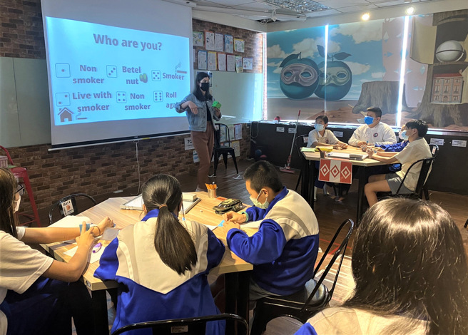 三重高中菸檳防制議題結合外師英文課程。(照片/新北市教育局提供)