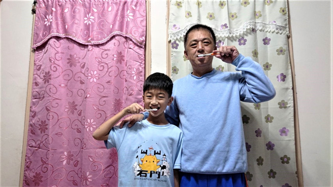 石門國小推動親子在家落實睡前潔牙。(照片/新北市教育局提供)
