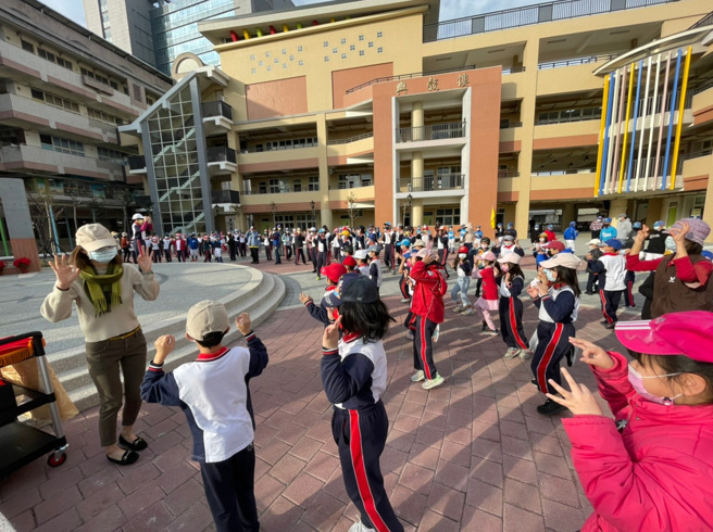 興穀國小下課時間全校愛眼健康操。(照片/新北市教育局提供)