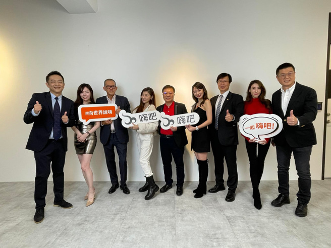 圣约翰科大、校友总会赖俊年理事长（右三）及翰成数位科技创办人陈昭荣校友（左一）积极促成学生「入学即就业」的目标。(照片/圣约翰科技大学提供)