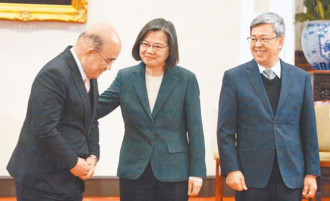 萧敬严认为，蔡英文(中)送走苏贞昌(左)、换上陈建仁(右)，就是需要一个「代罪羔羊」。（图／本报系资料照）