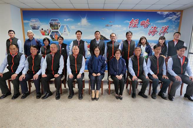 海洋委员会新任主任委员管碧玲（前中）31日视导海巡署后，与海委会政务副主委周美伍（前左四）、海委会常务副主委吴美红（前右四）等人合影。（海委会提供／林瑞益高雄传真）
