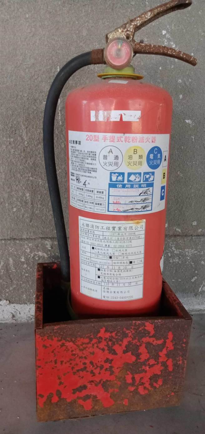 议员锺佩玲发现菸厂路赫然看到2021年11月30日应检测的灭火器。（议员锺佩玲办公室提供／杨亚璇台北传真）