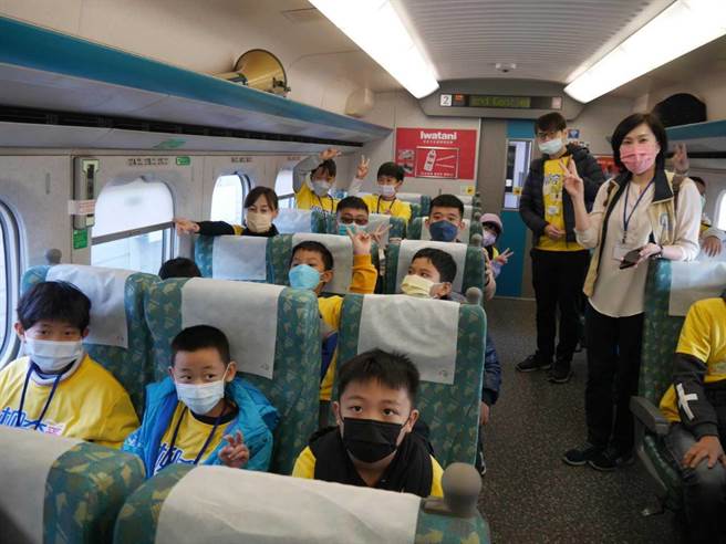 学童透过搭乘高铁等轨道运输工具，进行高雄微旅行。（柳营奇美医院提供／张毓翎台南传真）