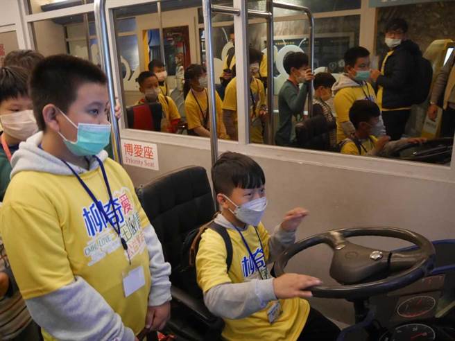 学童在高雄科工馆模拟当司机开公车。（柳营奇美医院提供／张毓翎台南传真）