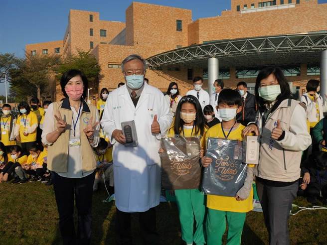 本次游学之旅从柳营奇美医院集结出发，柳营奇美医院长黄顺贤（左二）、柳营区长陈玉惠（右一）等人到场加油打气。（柳营奇美医院提供／张毓翎台南传真）