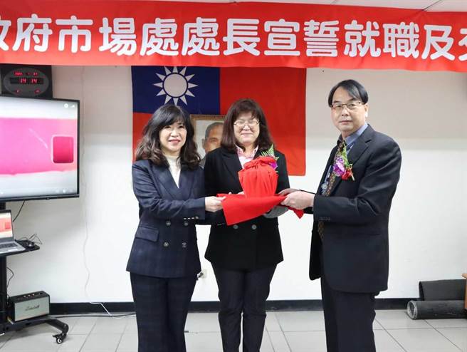 新北市市场处今日举行新任处长宣誓就职典礼，新任处长由环保局前简任技正李长奎（右一）接任，经发局副局长盛筱蓉（左一）将印信移交给李长奎，由经发局长何怡明（中）担任监誓人。（蔡雯如摄）