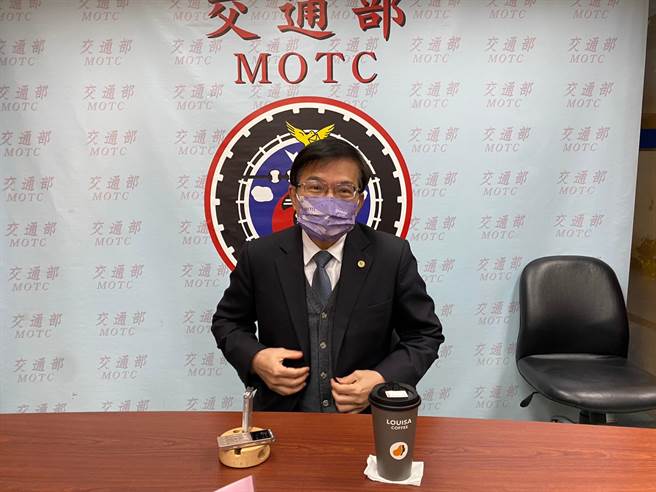 政府拟编列3年200亿预算，在全台3大生活圈推动交通月票，引发正反论战。图为交通部长王国材。（陈佑诚摄）