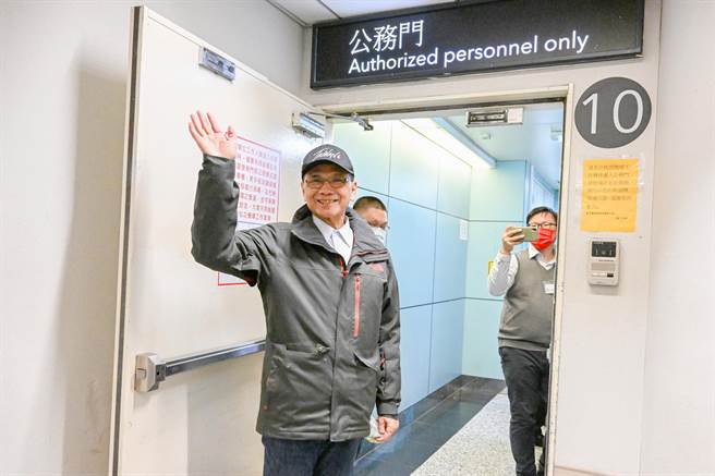 立法院长游锡堃今日下午搭机赴美拚国会外交，他表示此行除了受邀在国际宗教自由峰会发表演说外，也将出席国家祈祷早餐会，对于是否有机会跟美国眾议院议长麦卡锡见面？他说行程都是尊重驻处安排。（陈麒全摄）