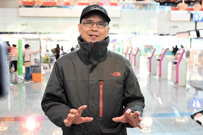 立法院长游锡堃今日下午搭机赴美拚国会外交，他表示此行除了受邀在国际宗教自由峰会发表演说外，也将出席国家祈祷早餐会，对于是否有机会跟美国眾议院议长麦卡锡见面？他说行程都是尊重驻处安排。（陈麒全摄）