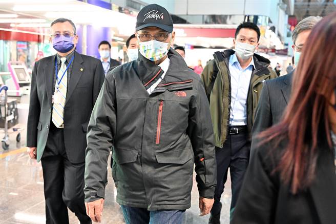 立法院长游锡堃今日下午搭机赴美拚国会外交，他表示此行除了受邀在国际宗教自由峰会发表演说外，也将出席国家祈祷早餐会，对于是否有机会跟美国眾议院议长麦卡锡见面？他说行程都是尊重驻处安排。（陈麒全摄）