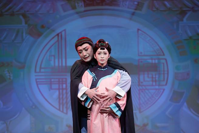 荣兴客家採茶剧团苏国庆、吴代真同台演出《少年英雄》。（传艺中心提供）