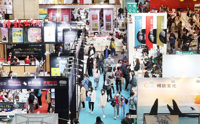 台北国际书展31日在世贸一馆登场，吸引不少书迷参观。（范扬光摄）