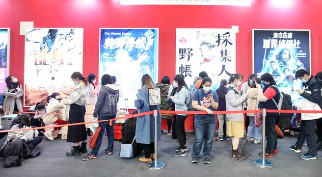 台北国际书展31日登场，大批书迷排队抢购新书。（范扬光摄）