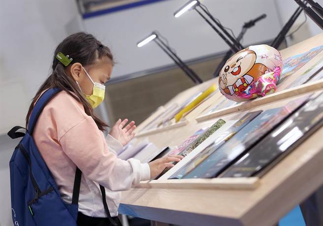 台北国际书展31日登场，场内随处可见专心阅读的小读者。（范扬光摄）