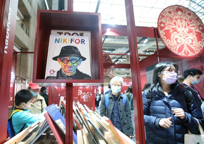 台北国际书展31日登场，波兰主题馆展出丰富作品吸引不少书迷的目光。（范扬光摄）