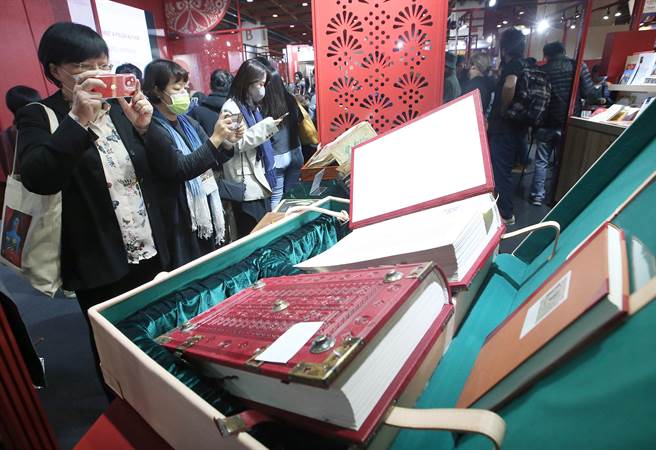 台北国际书展31日登场，波兰主题馆展出珍贵手稿与珍本古籍復刻版，吸引不少书迷的目光。（范扬光摄）