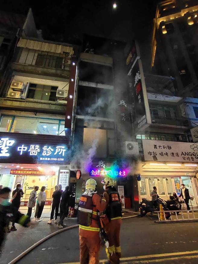 新北新庄区新泰路上有间知名连烧烤店，今(31)日晚间6时许发生火警，疑似因为有烧烤炉不慎起火，结果沿着排烟管烧到天花板。(黄敬文翻摄)