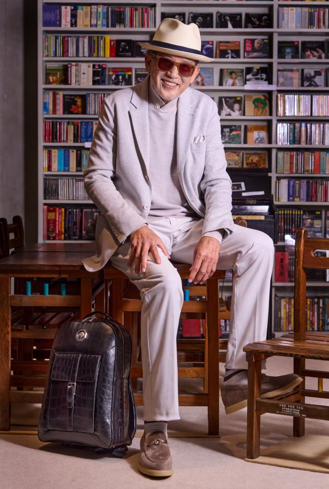 秦汉从昔日熠熠明星回归平淡，享受一个人的生活，这两年疫情宅在家，更是深居简出，穿Stefano Ricci男装风度翩翩，帅气破表。（摄影／JOJ PHOTO‧场地提供／声色Soundsgood‧专题企画／中时时尚）