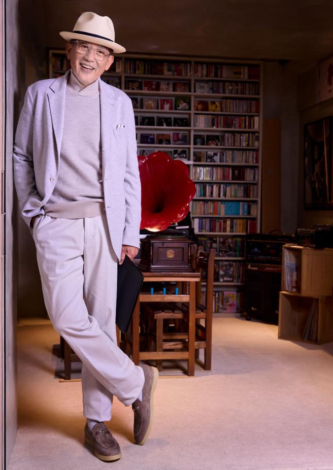 秦汉从昔日熠熠明星回归平淡，享受一个人的生活，这两年疫情宅在家，更是深居简出，穿Stefano Ricci男装风度翩翩，帅气破表。（摄影／JOJ PHOTO‧场地提供／声色Soundsgood‧专题企画／中时时尚）