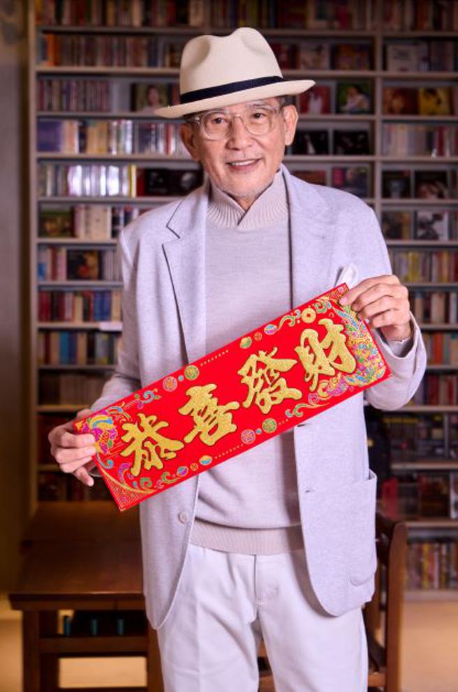 秦汉近日接受本报邀请拍摄时尚专题，藉此机会向中国时报读者拜年，穿Stefano Ricci男装风度翩翩，帅气破表。（摄影／JOJ PHOTO‧场地提供／声色Soundsgood‧专题企画／中时时尚）