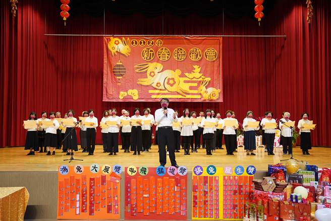 国立高雄师范大学31日上午举行「新春团拜摸彩」活动。（国立高雄师范大学提供／袁庭尧高雄传真）