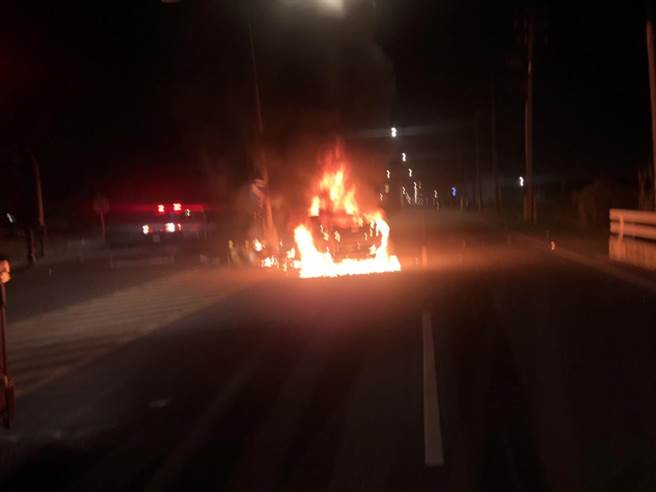 桃园新屋自撞车祸火烧车，火势扑灭驾驶1人成为焦尸。(翻摄照片／吕筱蝉桃园传真)