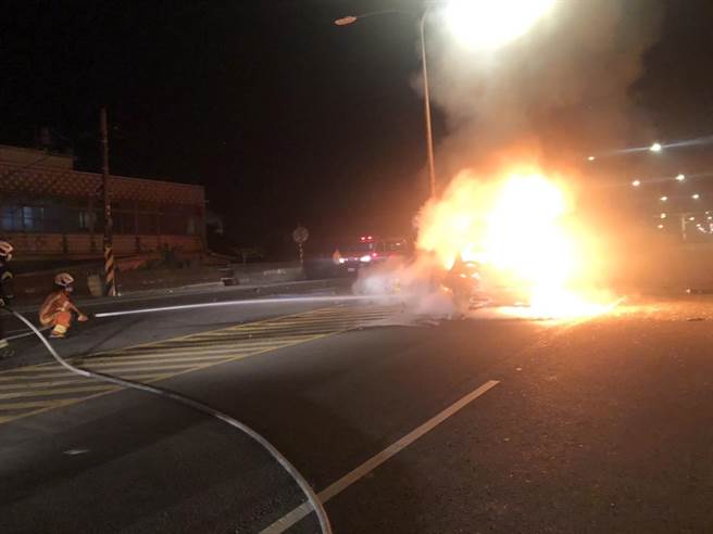 桃园新屋自撞车祸火烧车，火势扑灭驾驶1人成为焦尸。(翻摄照片／吕筱蝉桃园传真)