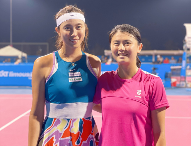 詹皓晴（左）、吴芳嫺在泰国华欣女网赛合作女双。（刘雪贞提供）