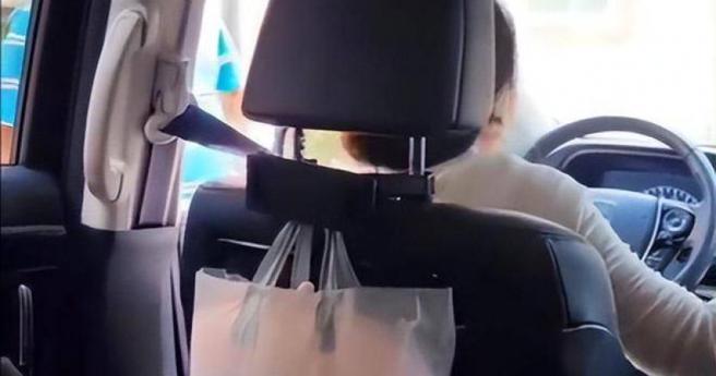 海南三亚一名村民，对路过的车辆收取「过路费」。（图／翻摄自微博）