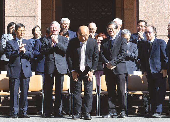 行政院長蘇貞昌（中）30日率領內閣總辭並按照往例與閣員拍攝畢業照，合影完後向媒體鞠躬致謝。圖／王德為