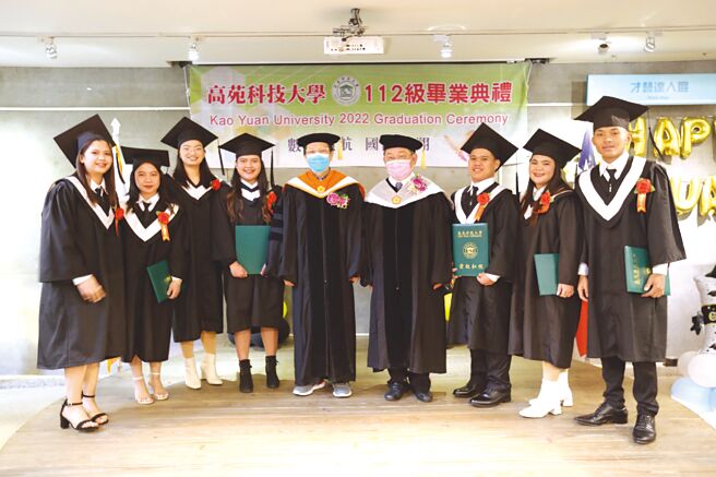 高苑科大代理校长李义昭（右四）及教务长徐金全（左五）与新南向国际专班毕业生合影。图／高苑科大提供